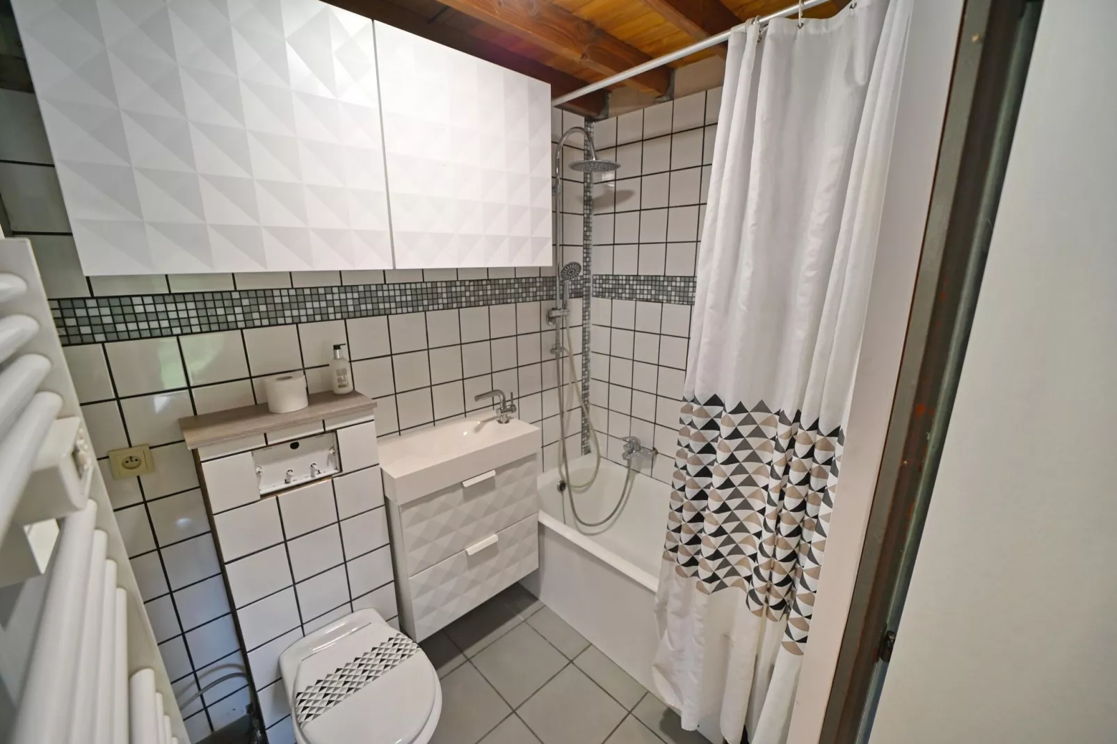 HORLES 114-Bathroom
