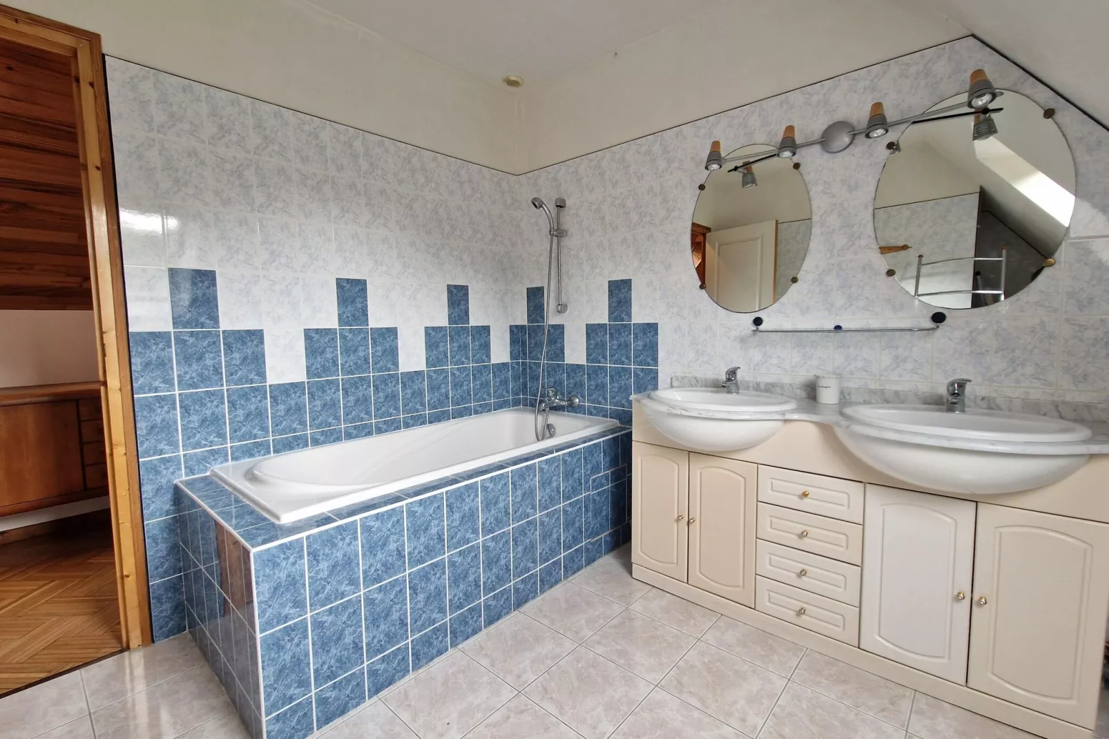 Semi-detached house Bénodet Ty Kaout-Bathroom