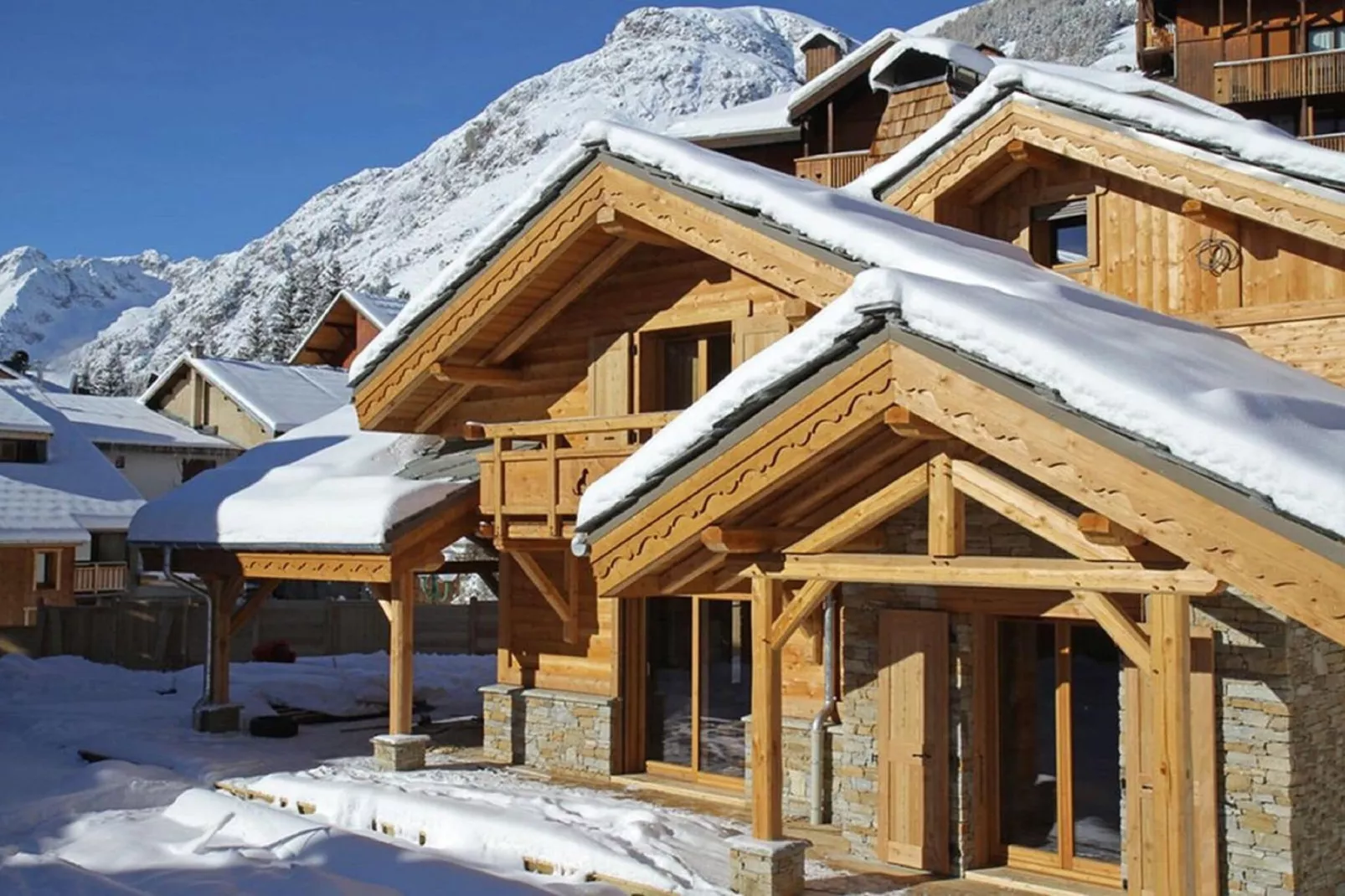 Chalet Le Loup Lodge-Exterior winter