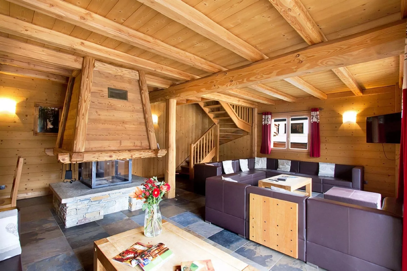 Chalet Le Loup Lodge-Living room