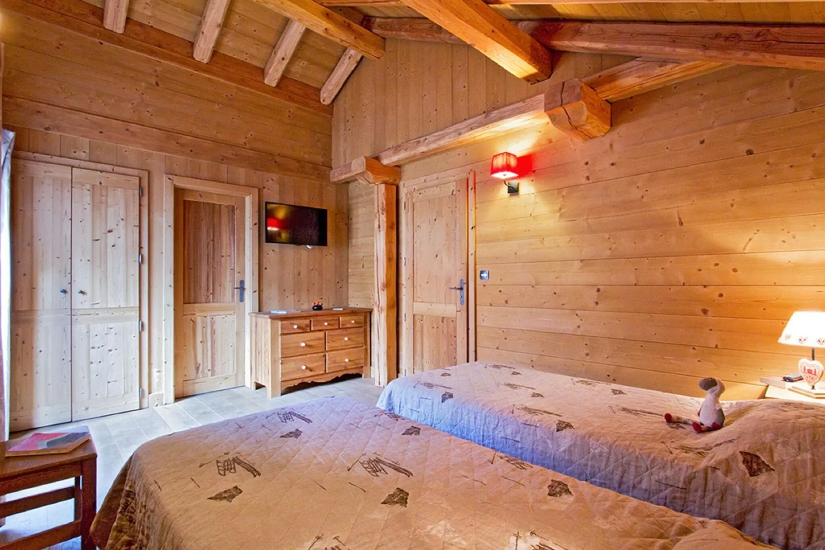 Chalet Le Loup Lodge-Bedroom