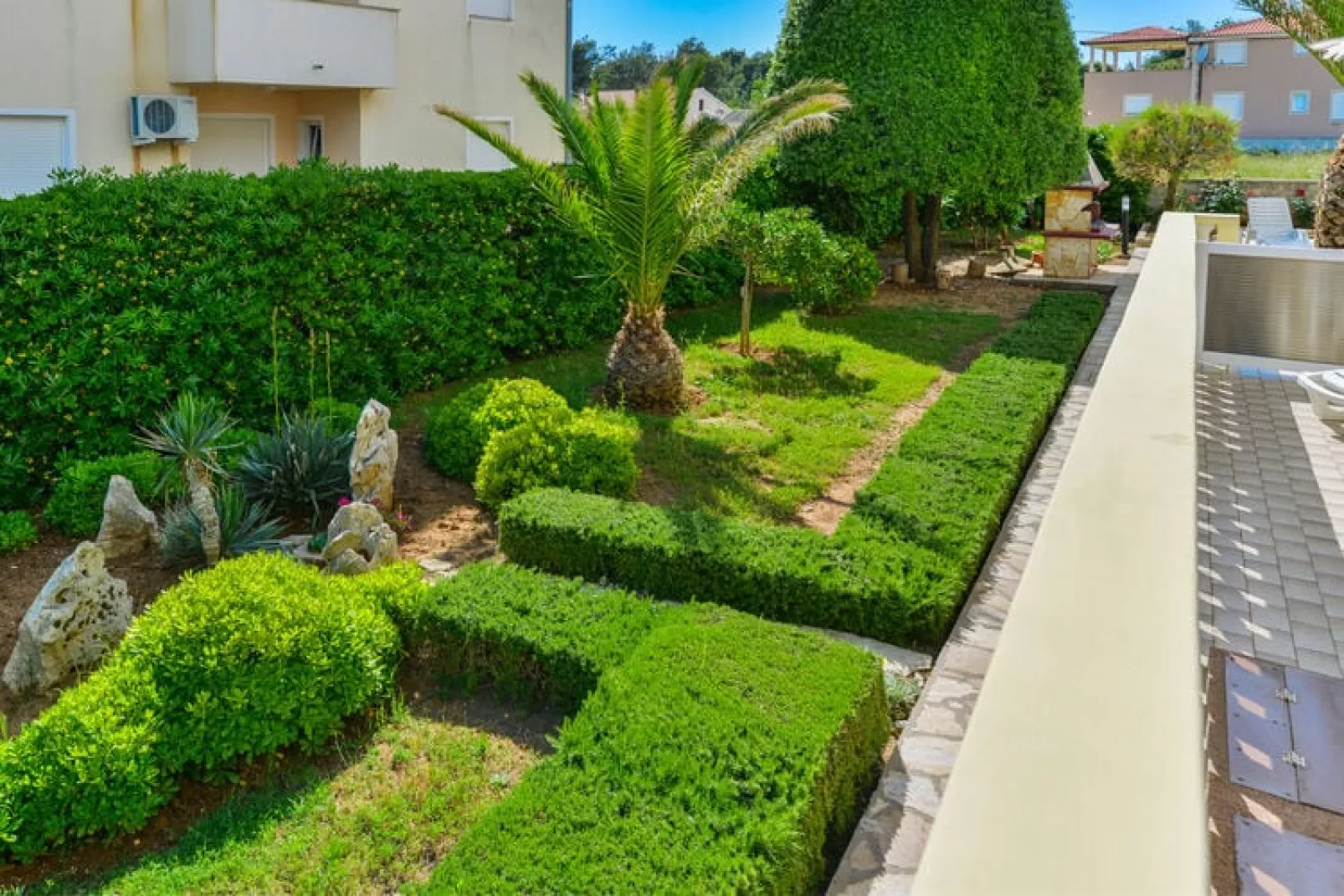 Apartments im Haus Liveric Vir-A6B-6 AP4-Gardens summer