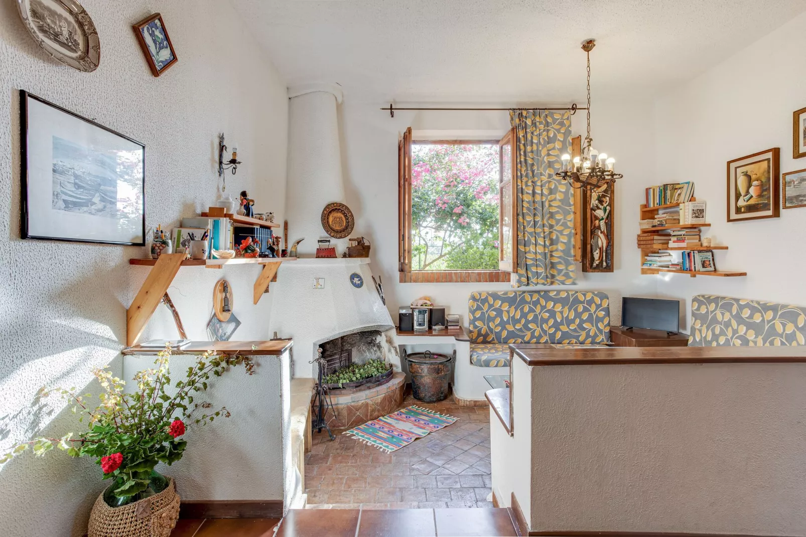 Belvilla by OYO Charming Villa with Roof Terrace-Living room