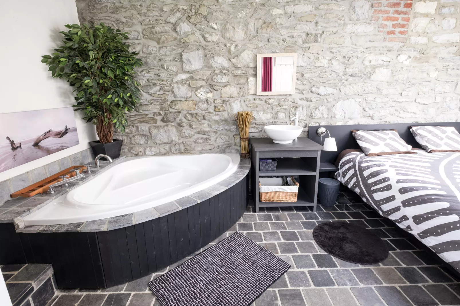 La Petite Conciergerie Privée-Bathroom