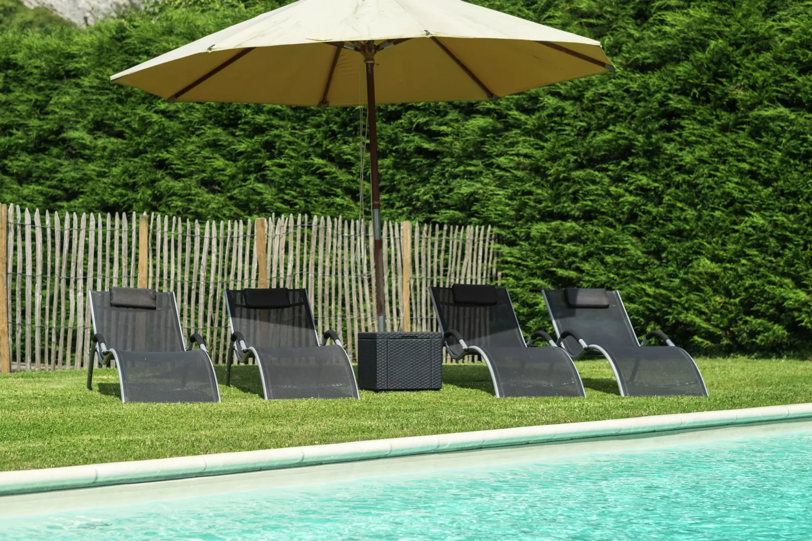 La Petite Conciergerie Privée-Gardens summer