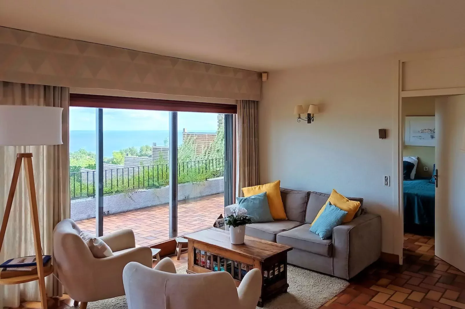 Villa avec piscine vue mer et proche plage à Bormes les Mimosas-Living room