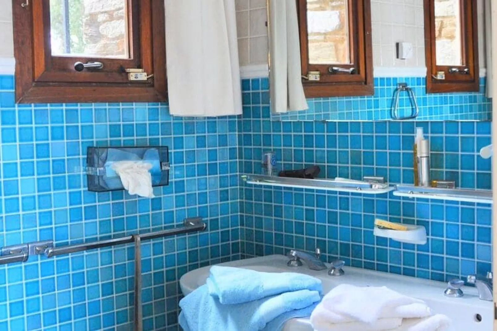 Villa avec piscine vue mer et proche plage à Bormes les Mimosas-Bathroom
