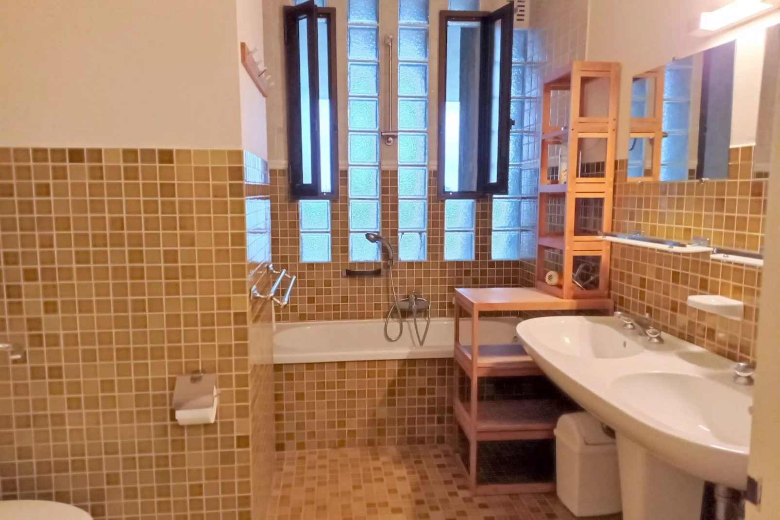 Villa avec piscine vue mer et proche plage à Bormes les Mimosas-Bathroom