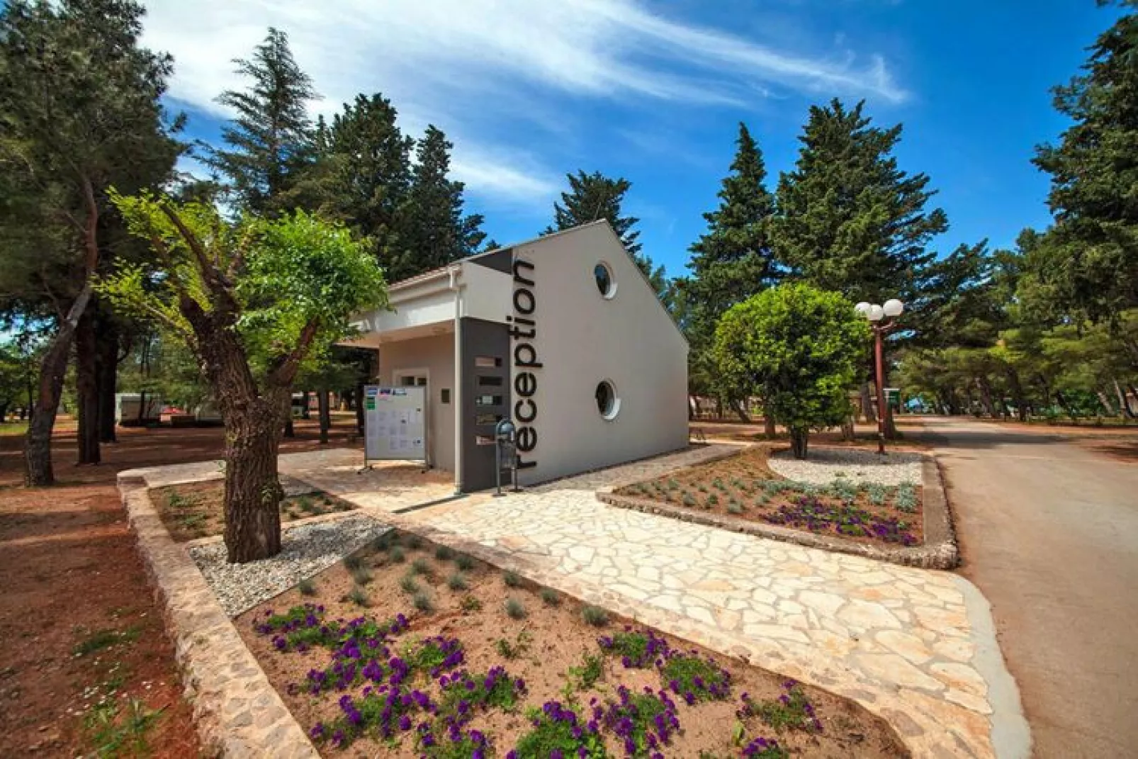 Caravanpark Paklenica in Starigrad Paklenica - Mobile home Dalmacija 30 qm for 6 pers-Exterior summer