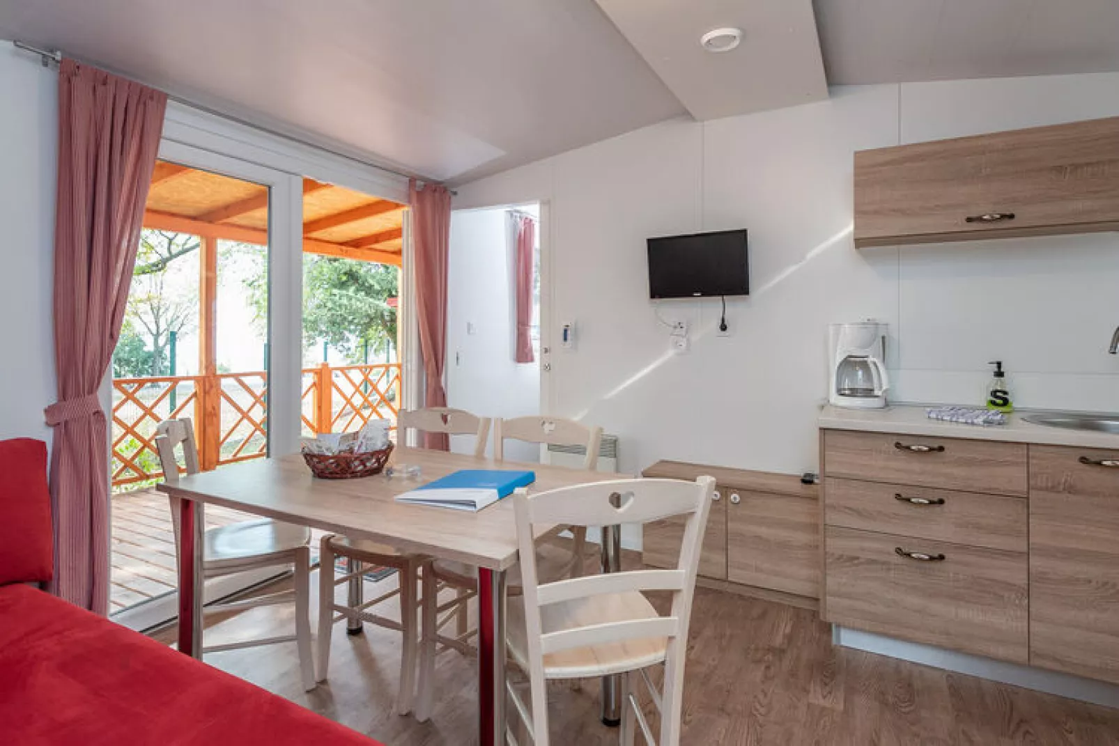 Caravanpark Paklenica in Starigrad Paklenica - Mobile home Dalmacija 30 qm for 6 pers-Dining room
