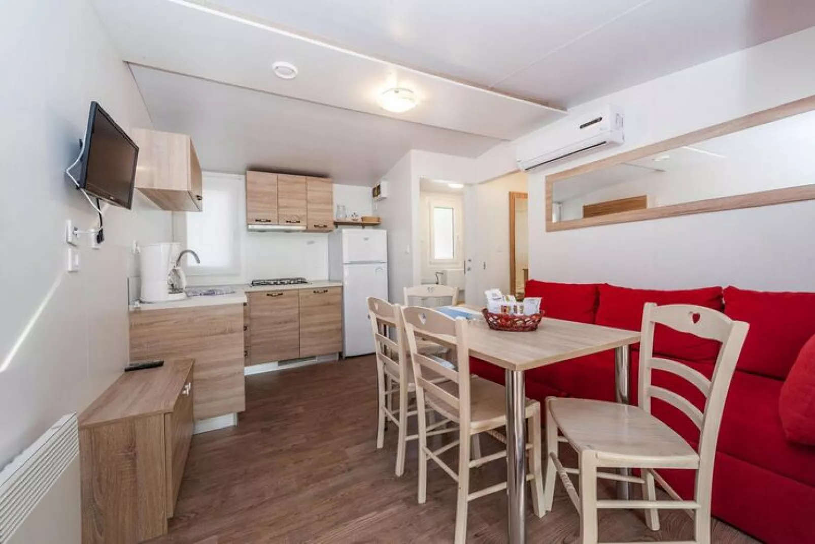 Caravanpark Paklenica in Starigrad Paklenica - Mobile home Dalmacija 30 qm for 6 pers-Living room