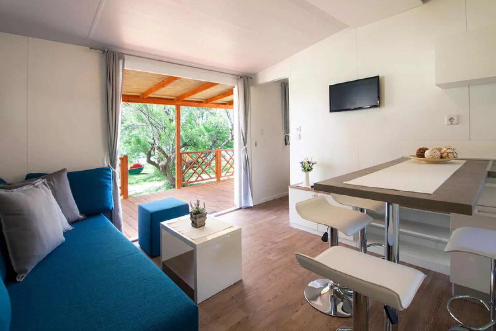 Caravanpark Paklenica in Starigrad Paklenica - Mobile home Dalmacija 30 qm for 6 pers-Living room
