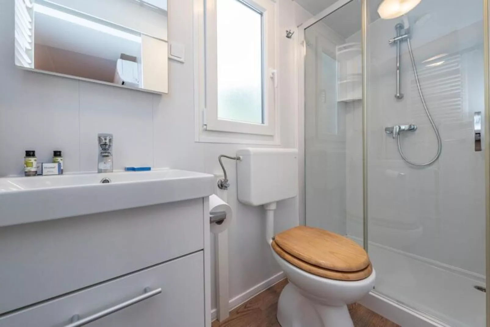 Caravanpark Paklenica in Starigrad Paklenica - Mobile home Dalmacija 30 qm for 6 pers-Bathroom