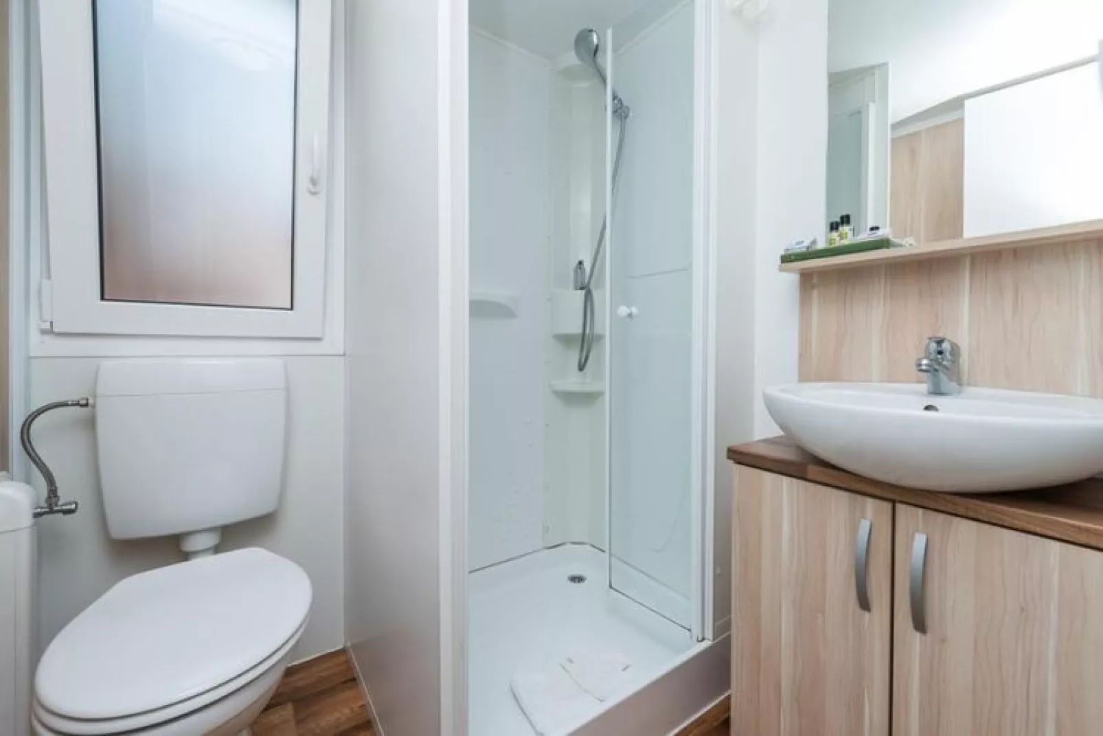 Caravanpark Paklenica in Starigrad Paklenica - Mobile home Dalmacija 30 qm for 6 pers-Bathroom