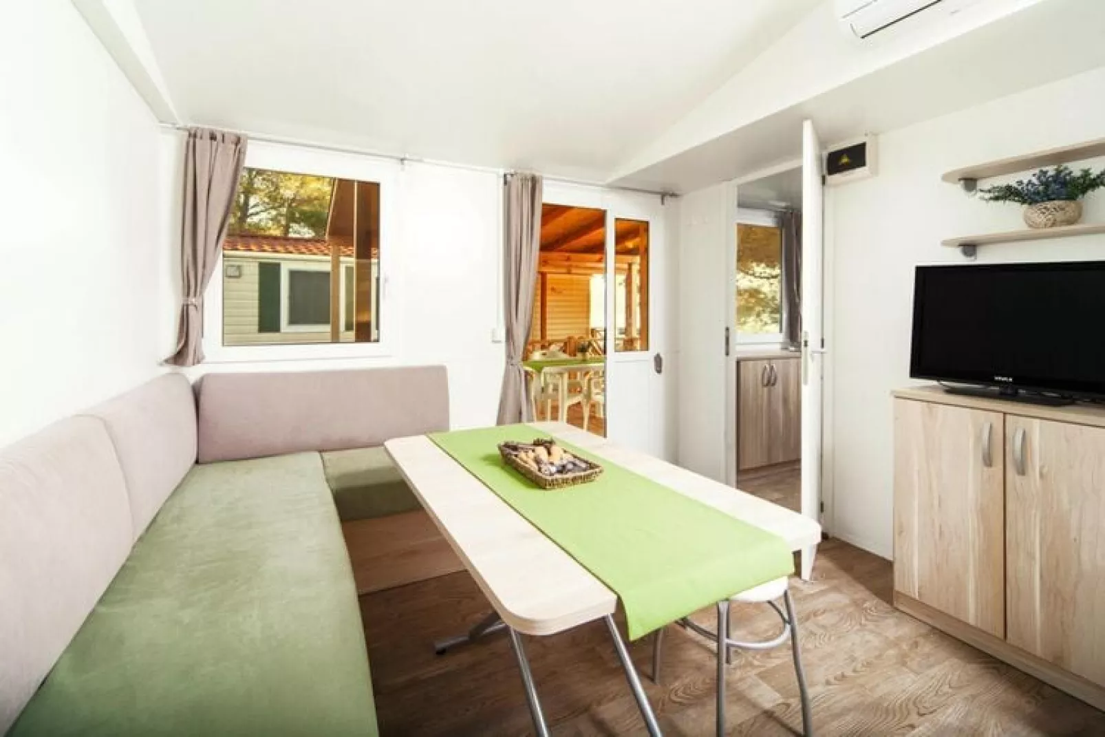 Caravanpark Paklenica in Starigrad Paklenica - Mobile home Dalmacija 30 qm for 6 pers-Living room