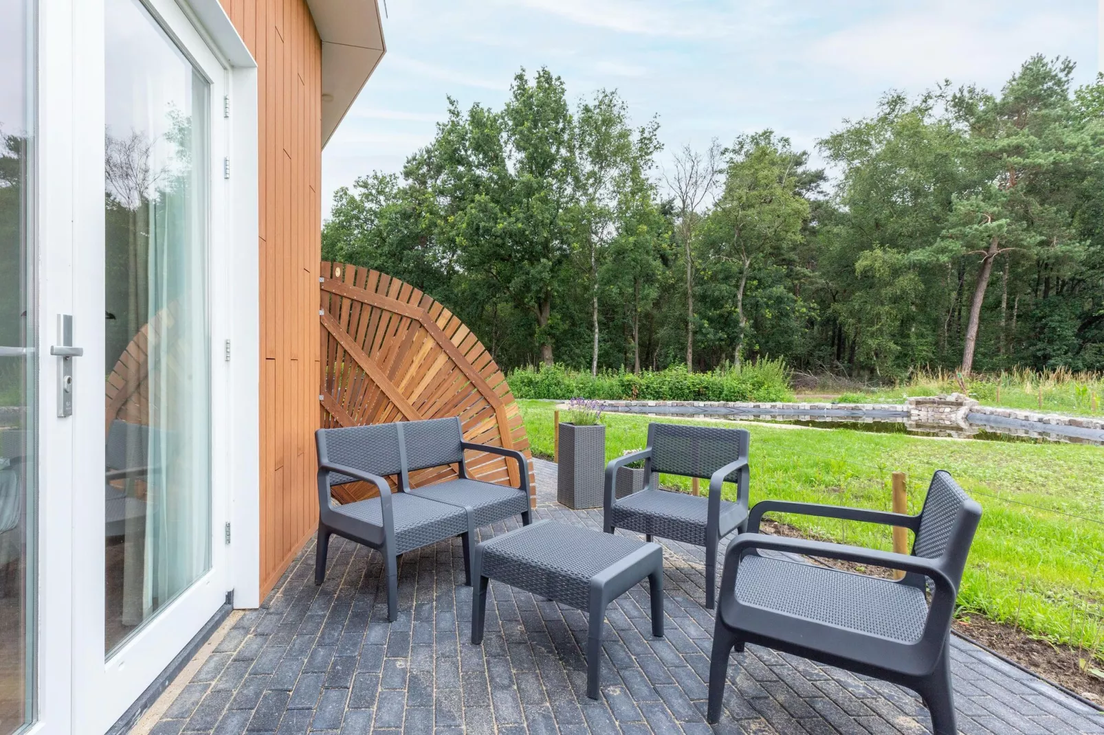 NR 4-Terrace balcony