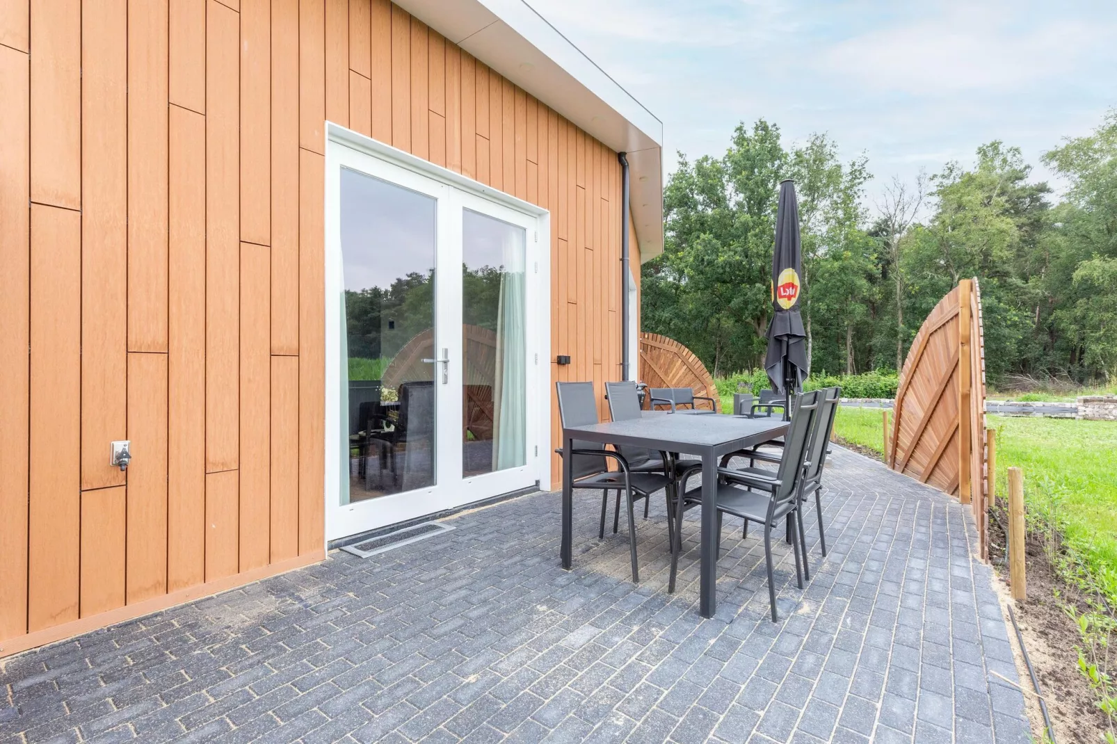 NR 4-Terrace balcony