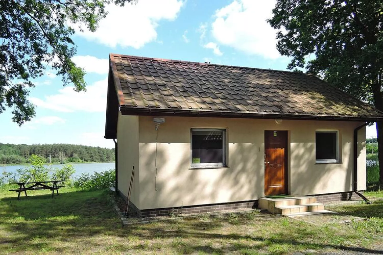 Holiday complex in Jezierzyce by Szczecin at the lake 30 qm for 4 persons Typ C Zolty-Exterior summer