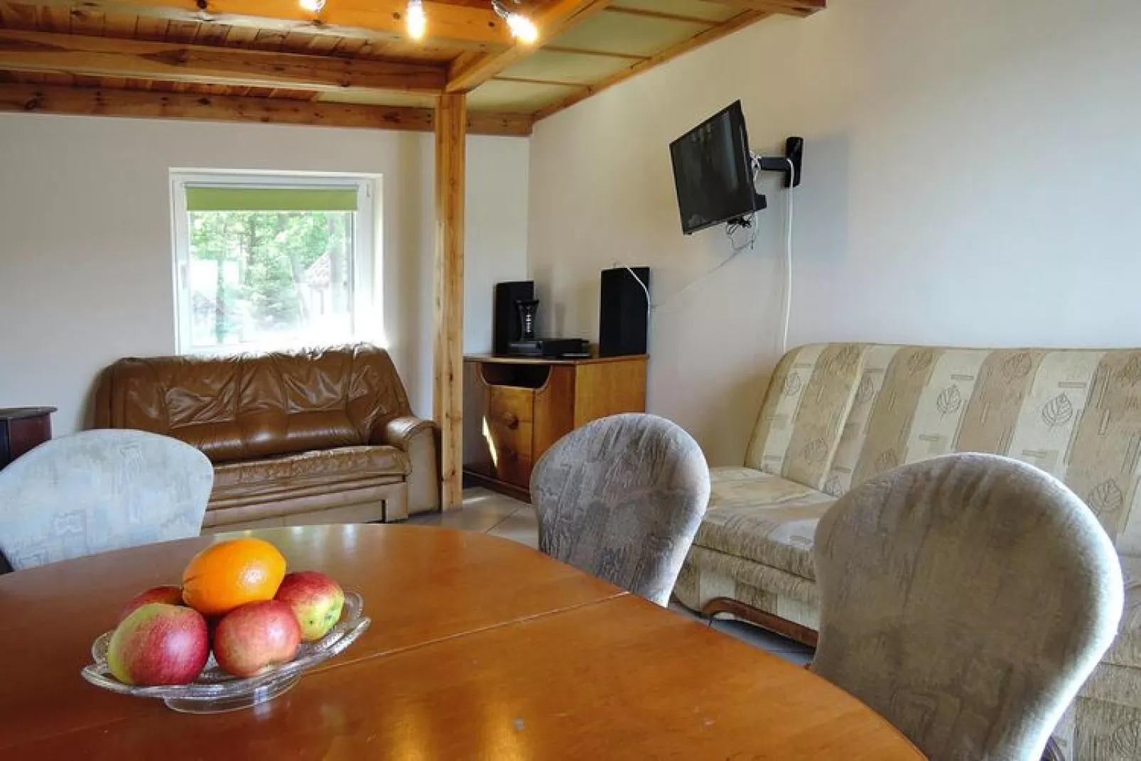 Holiday complex in Jezierzyce by Szczecin at the lake 30 qm for 4 persons Typ C Zolty-Dining room