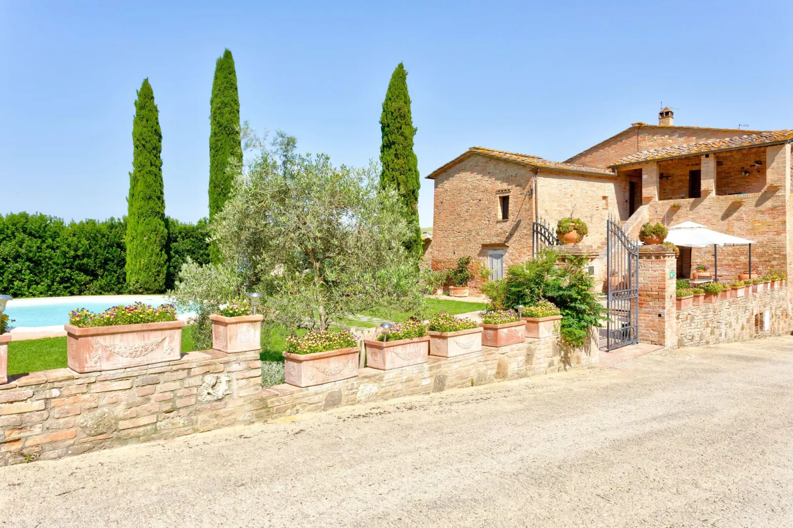 Le Ginestre-Exterior summer