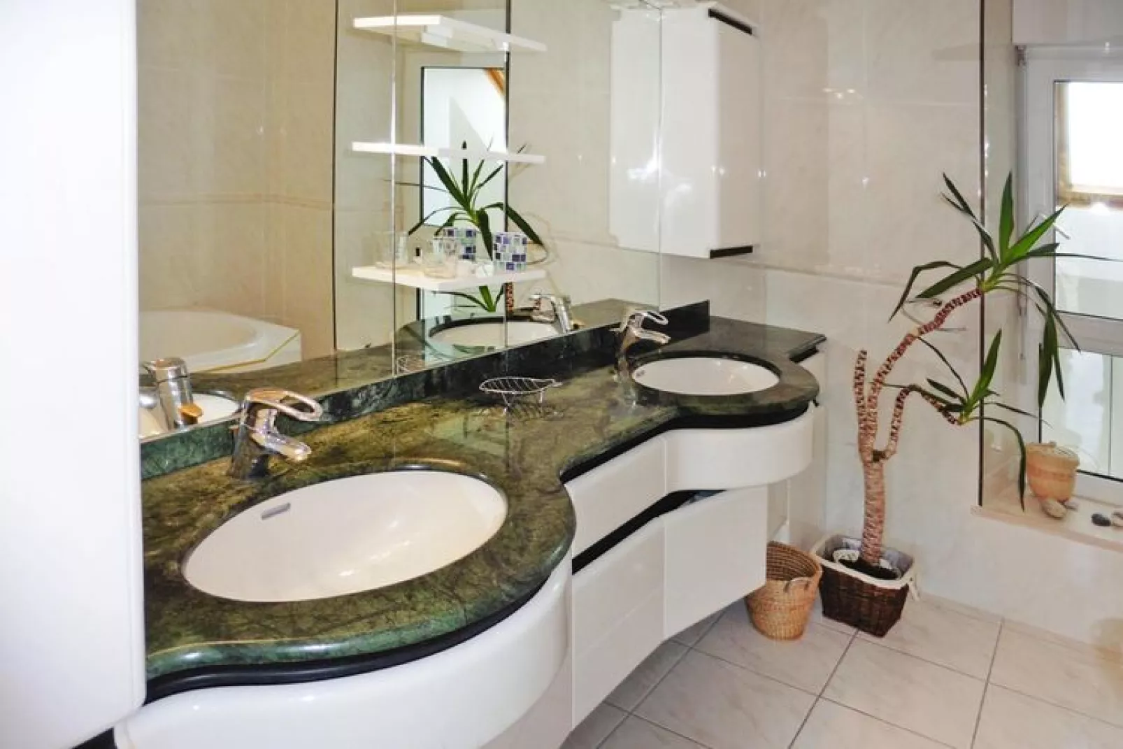 Holiday home sea front with amazing view Larmor-Baden-Bathroom