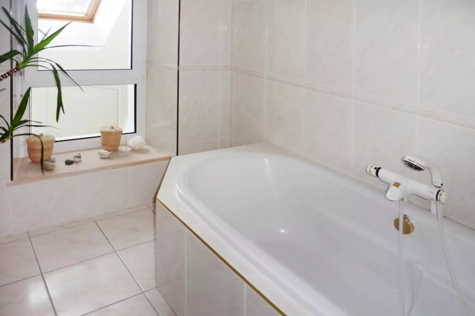 Holiday home sea front with amazing view Larmor-Baden-Bathroom