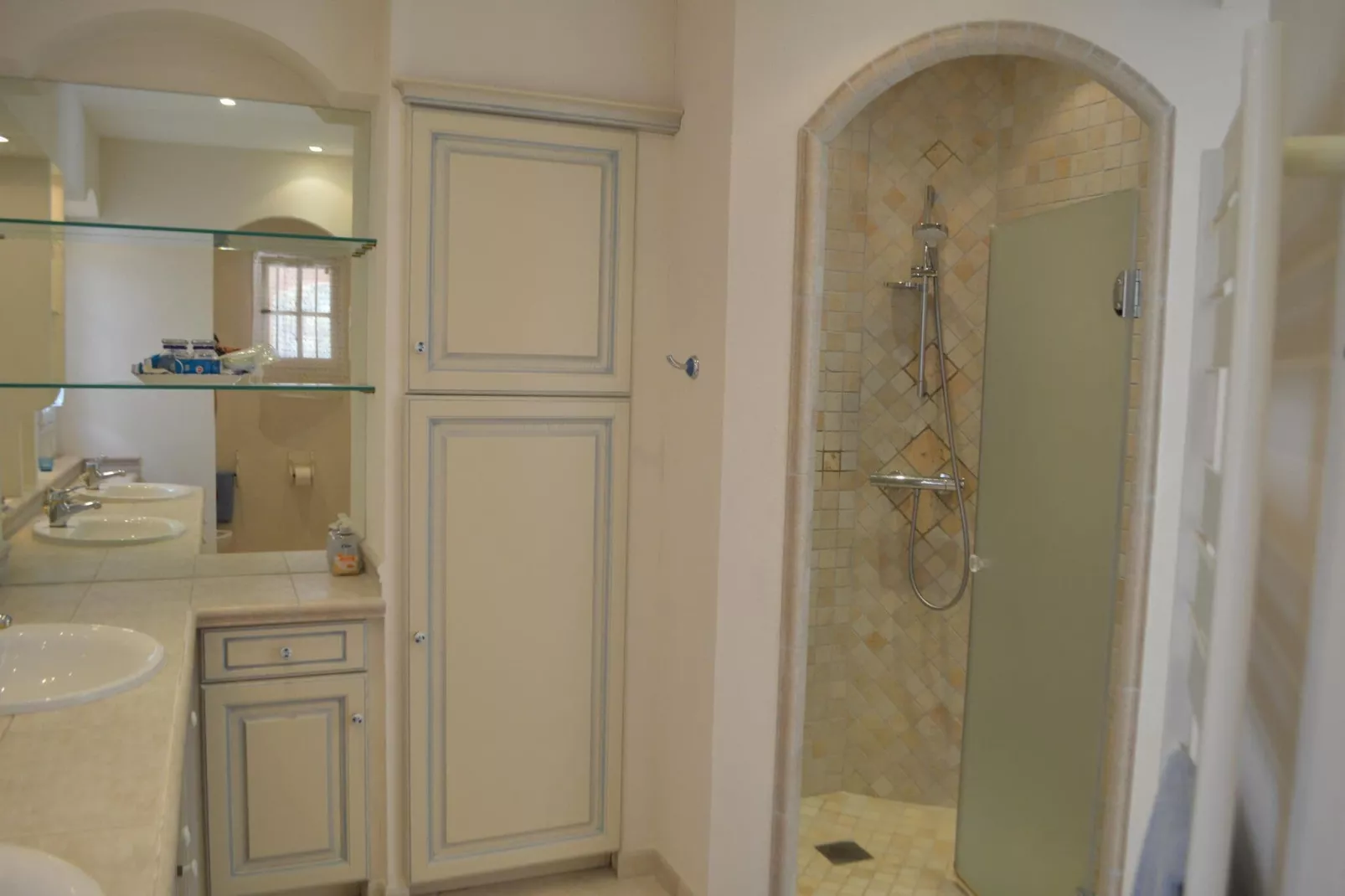 Villa au grand blue-Badezimmer