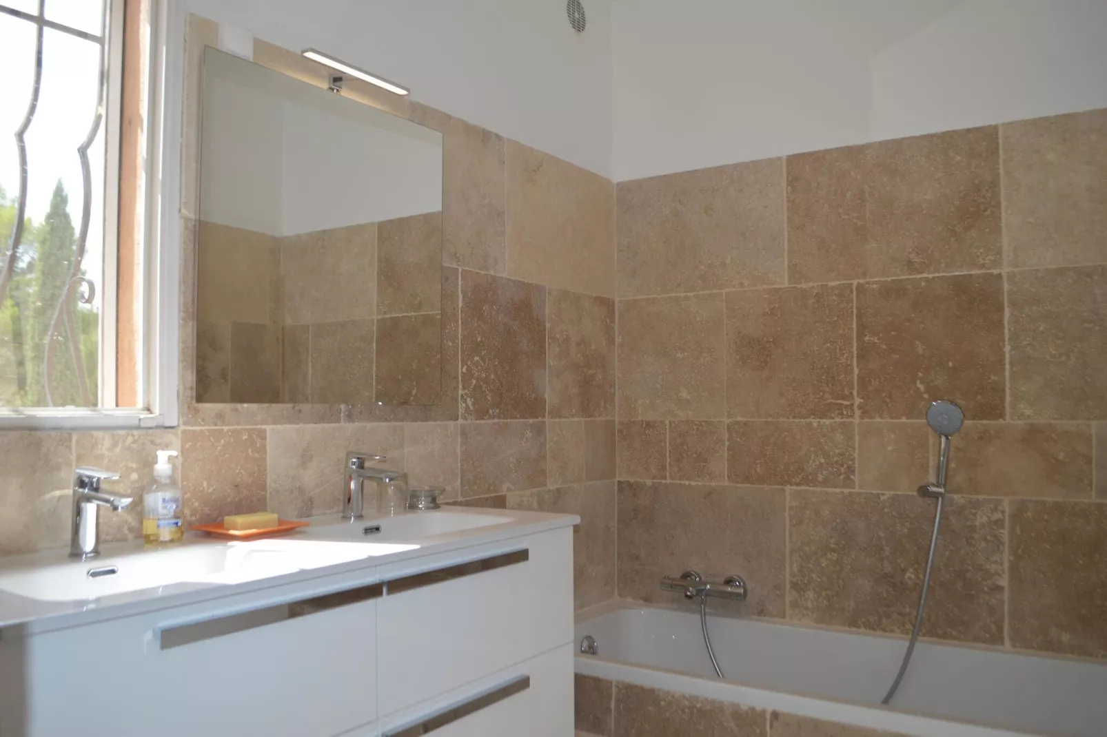 Villa au grand blue-Badezimmer