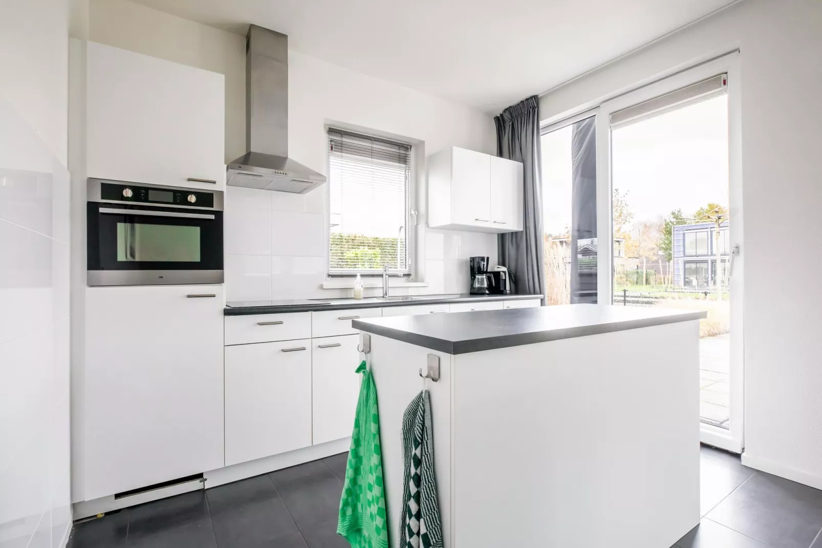 Villa Black & White Harderwijk 209-Kitchen