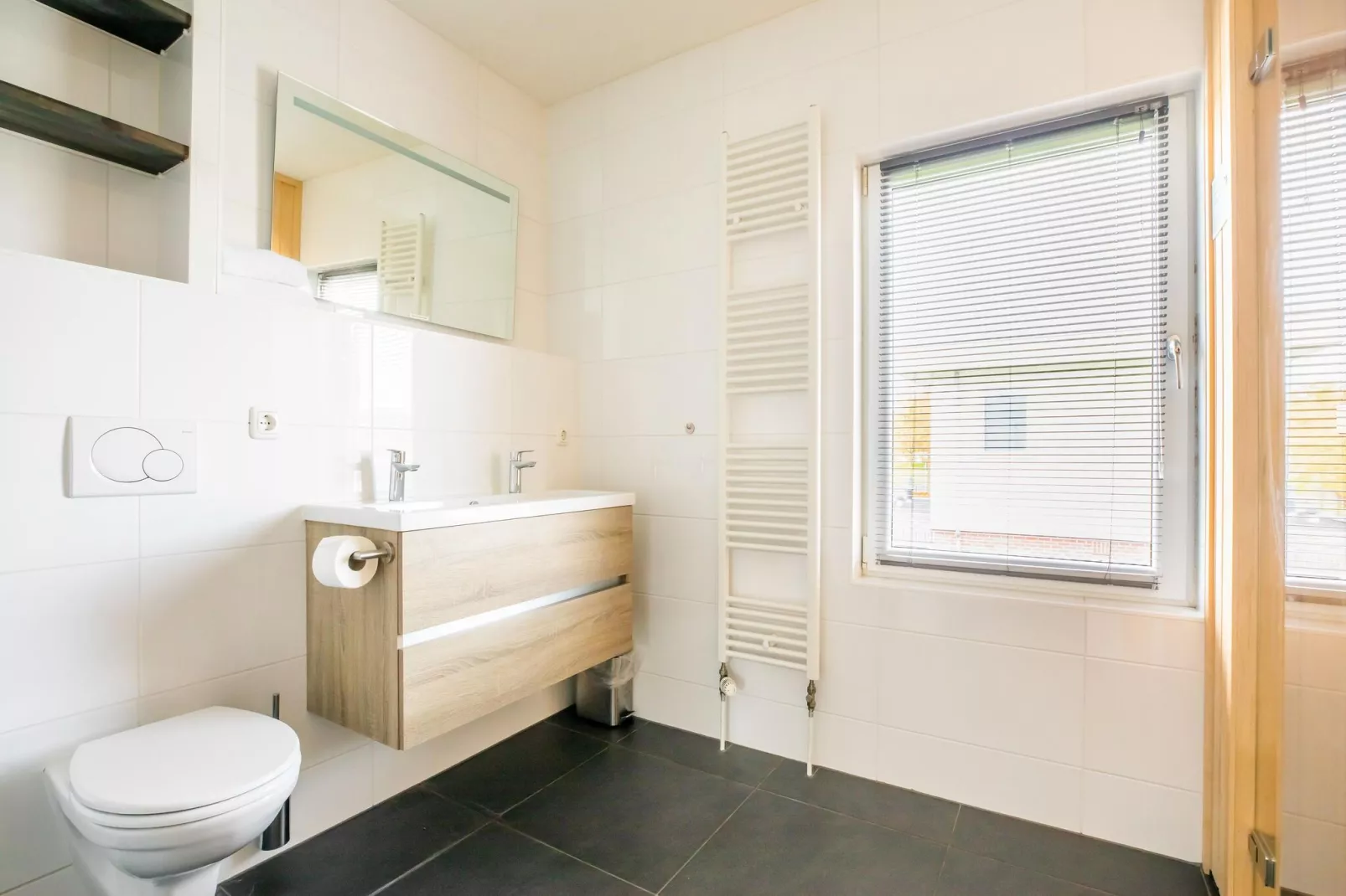 Villa Black & White Harderwijk 209-Bathroom