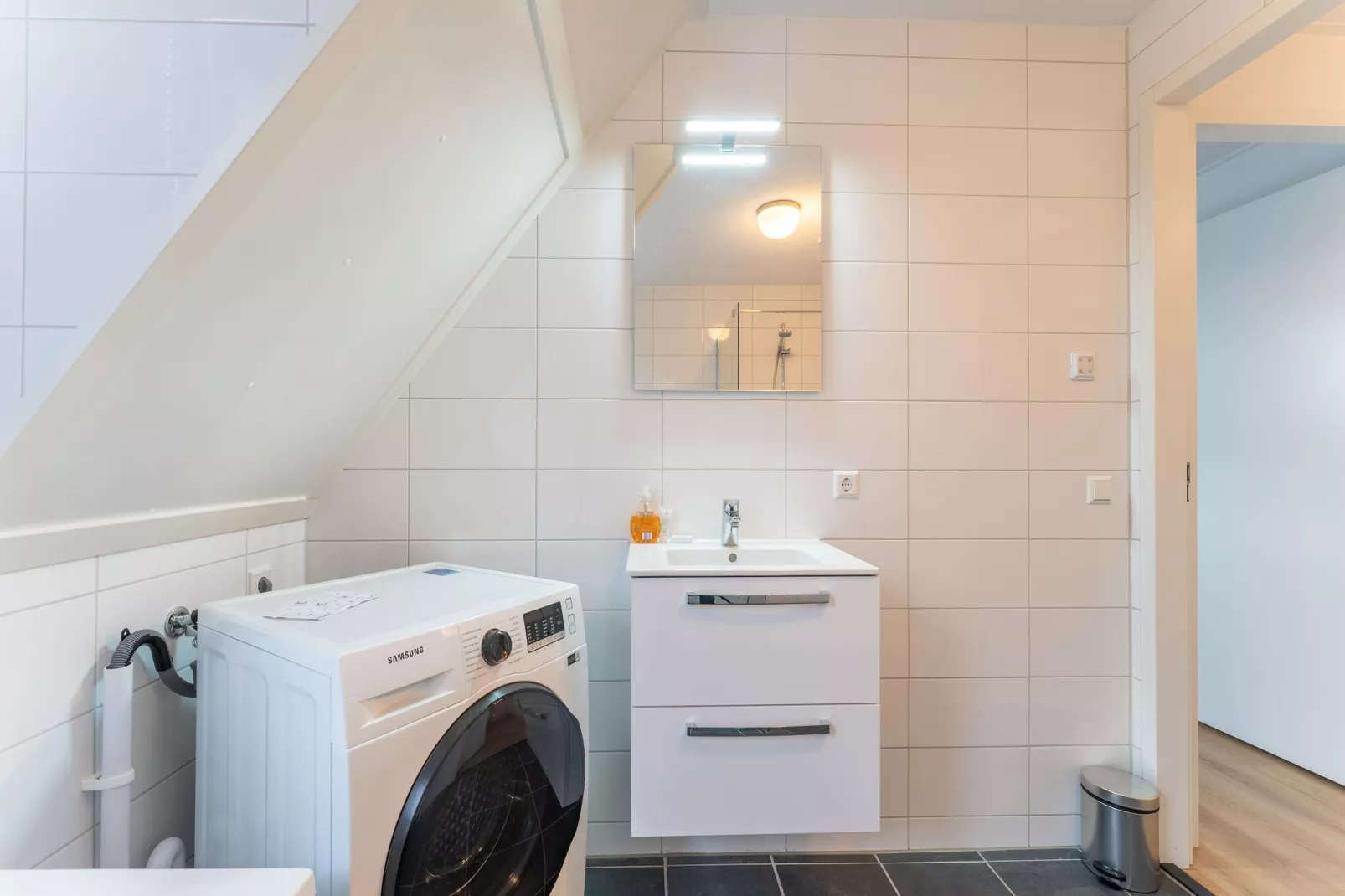 De Pimpelmees Huis Nr 52-Bathroom
