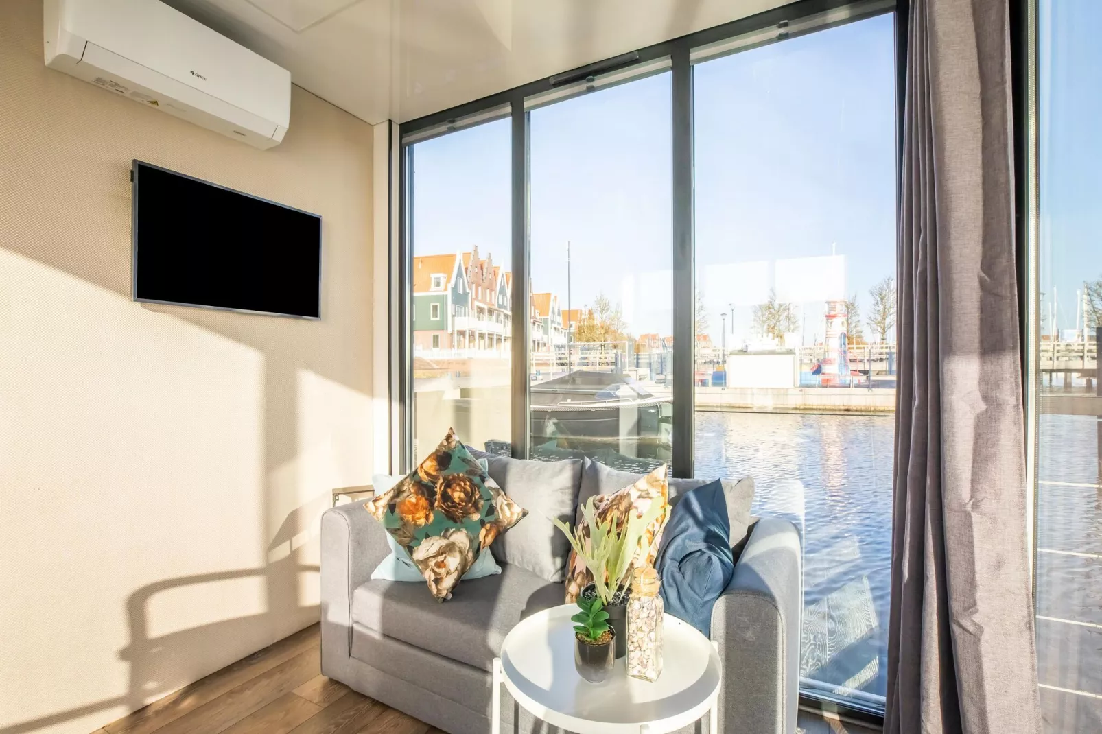 Marina Sunrise-Salon