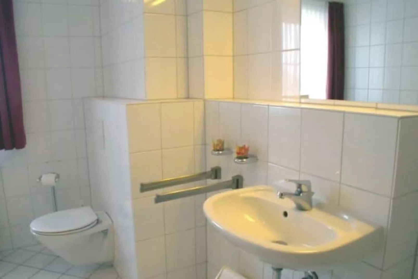 3-Raum-App B-12 65 qm 1 OG-Bathroom