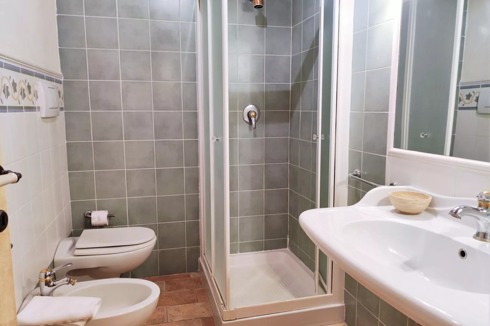 Mimosa-Bathroom