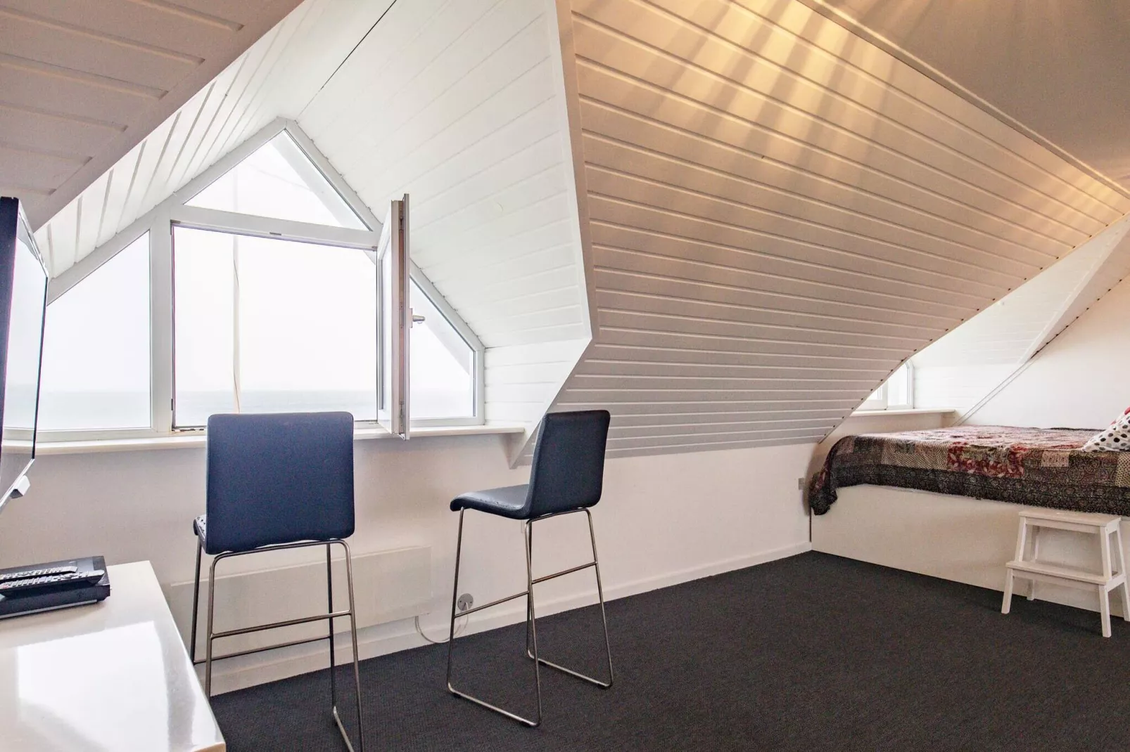 Panoramic Waterside Retreat-By Traum-Indoor