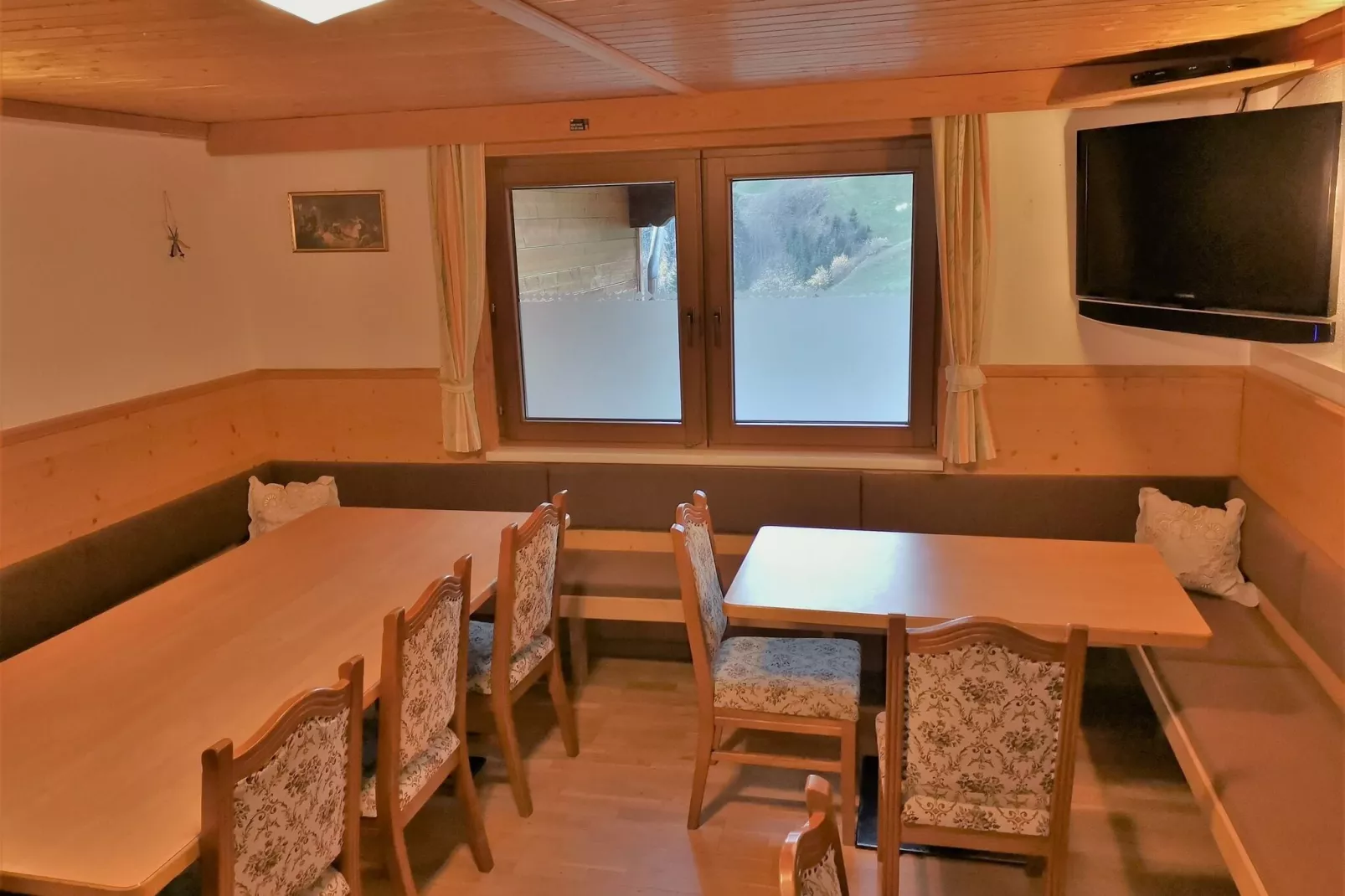 Haus Perler-Dining room