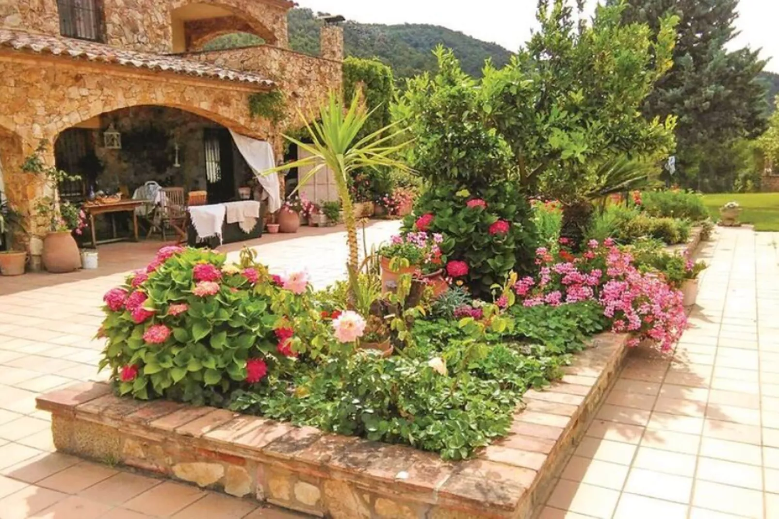 Villa Mas Artigues-Gardens summer