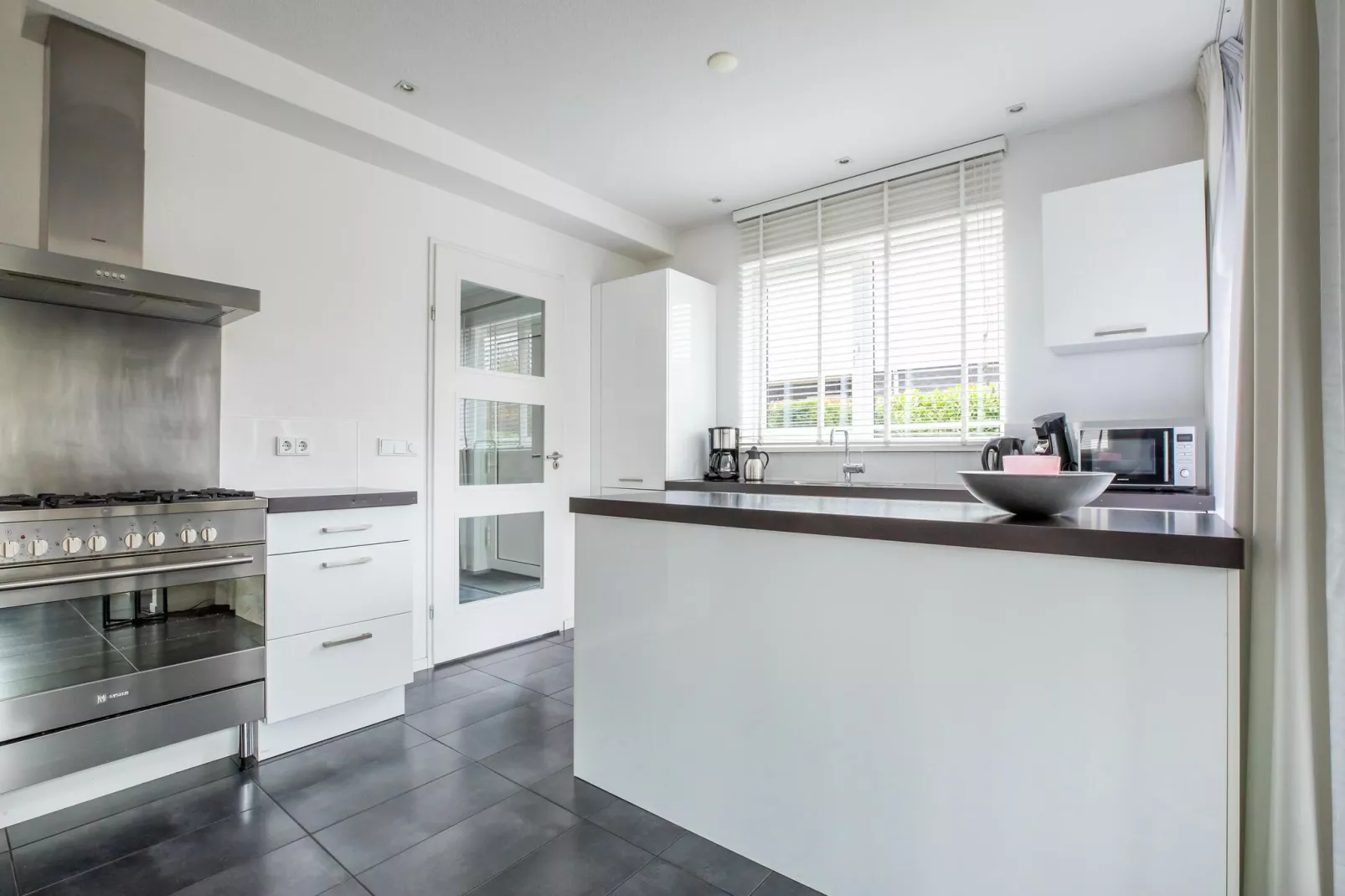 Villa Black & White Harderwijk 209-Kitchen