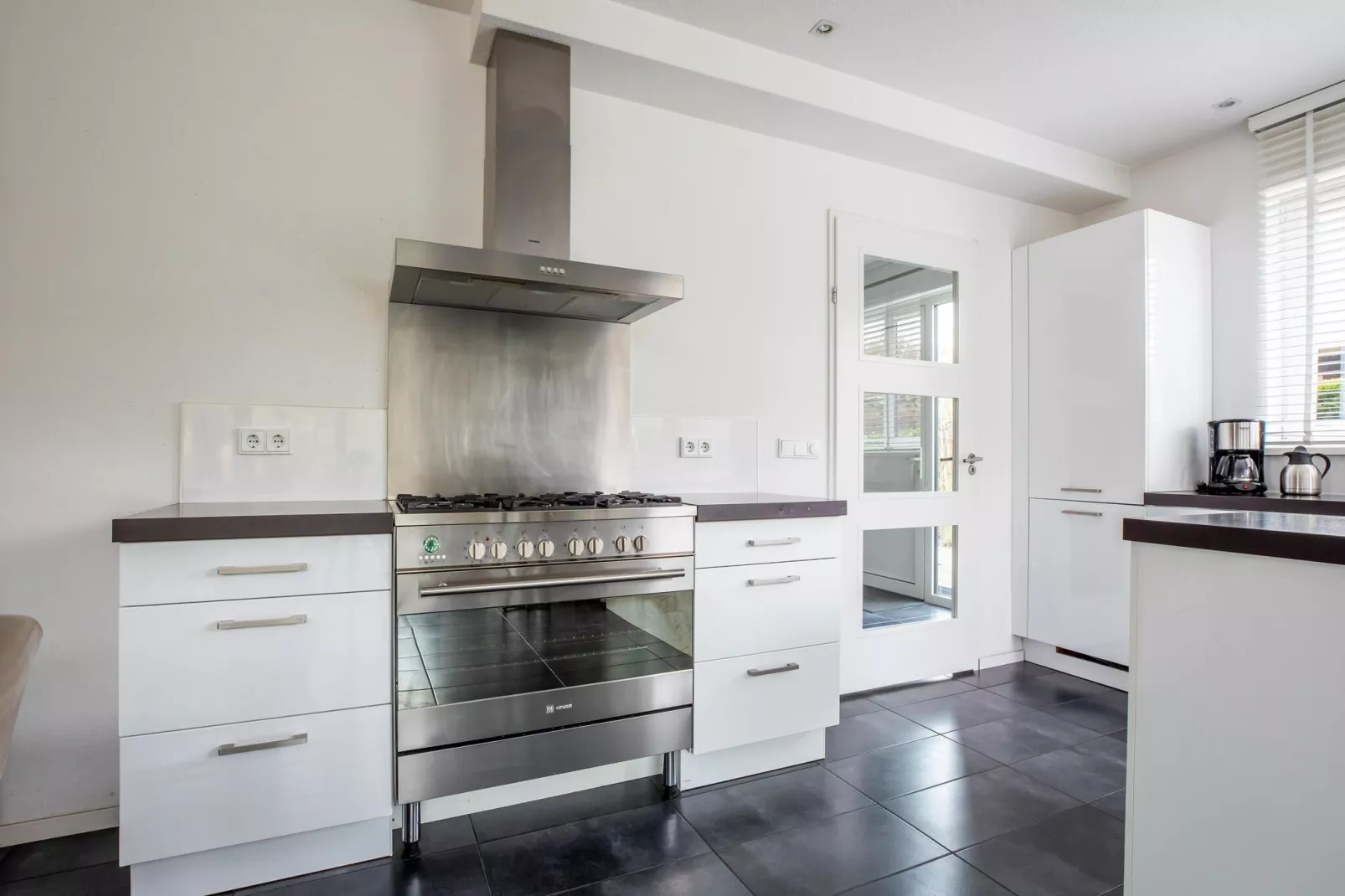 Villa Black & White Harderwijk 209-Kitchen