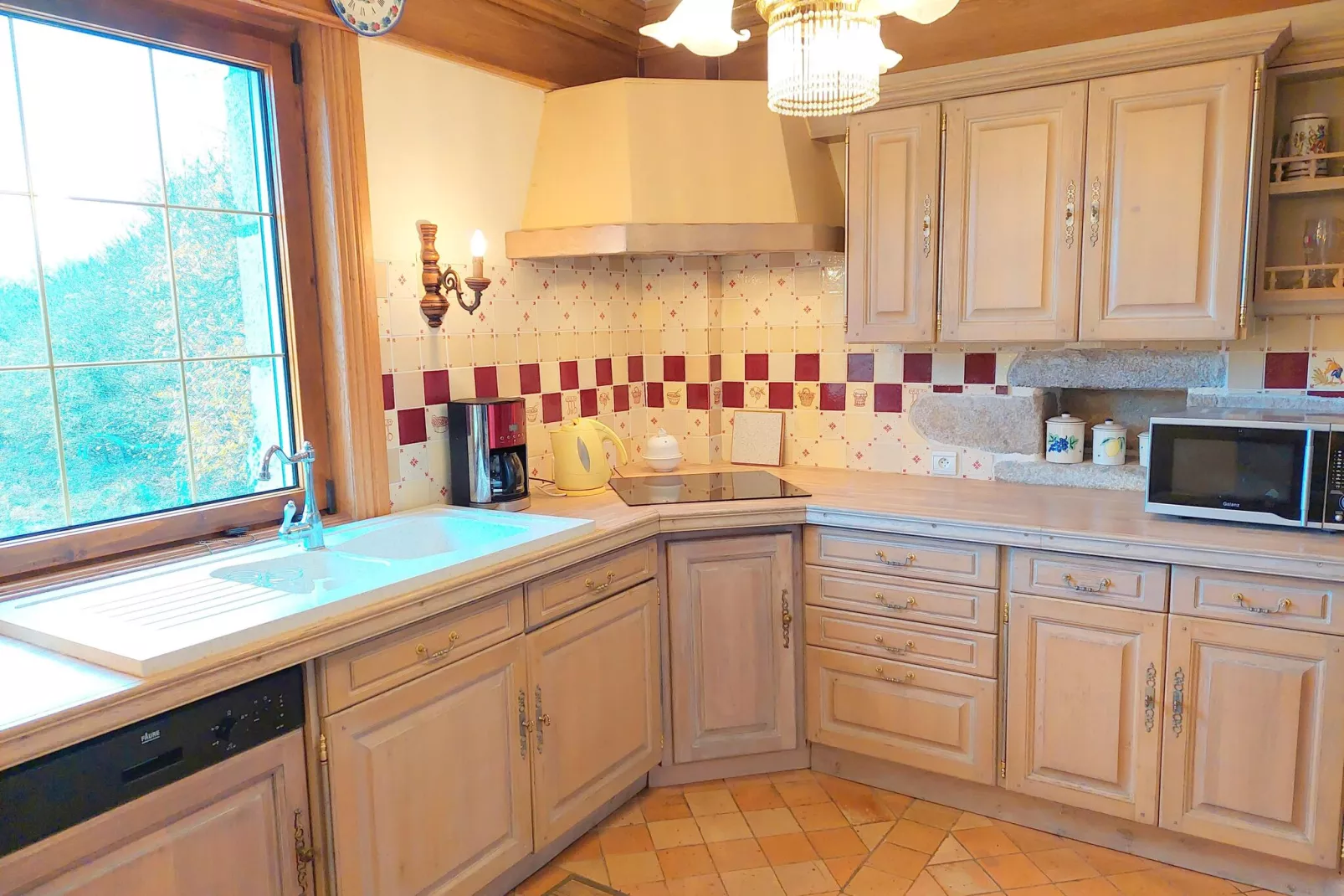Granitsteinhaus in St Pol-de-Léon-Kitchen