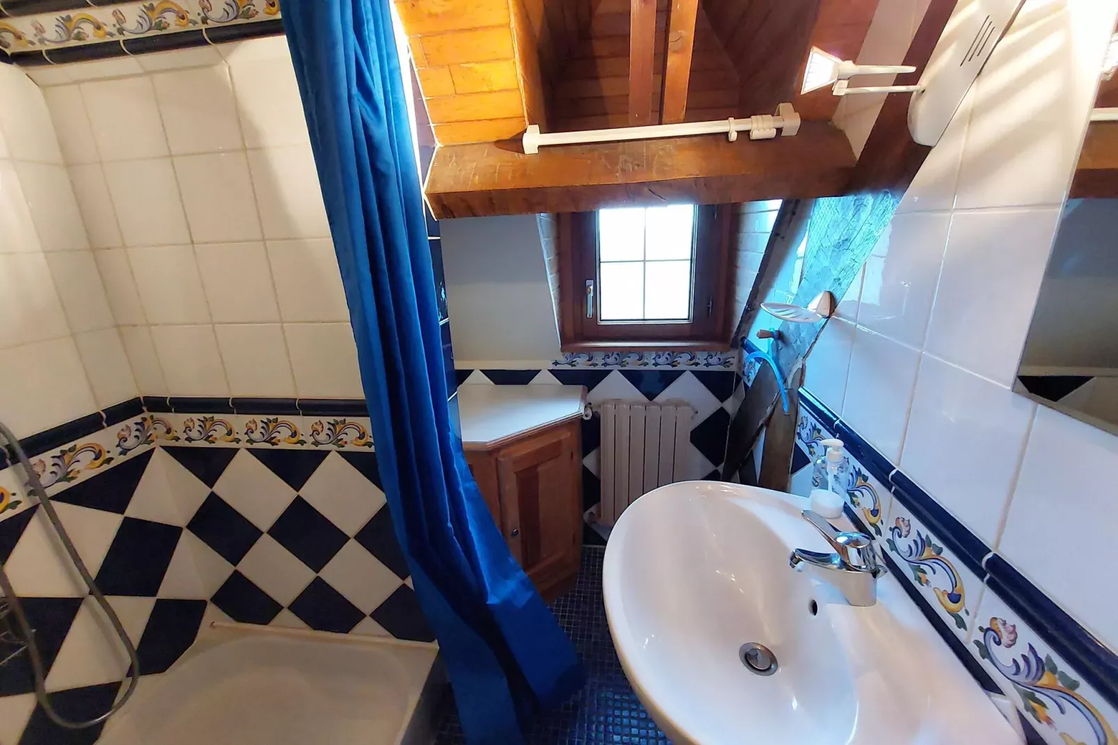 Granitsteinhaus in St Pol-de-Léon-Bathroom