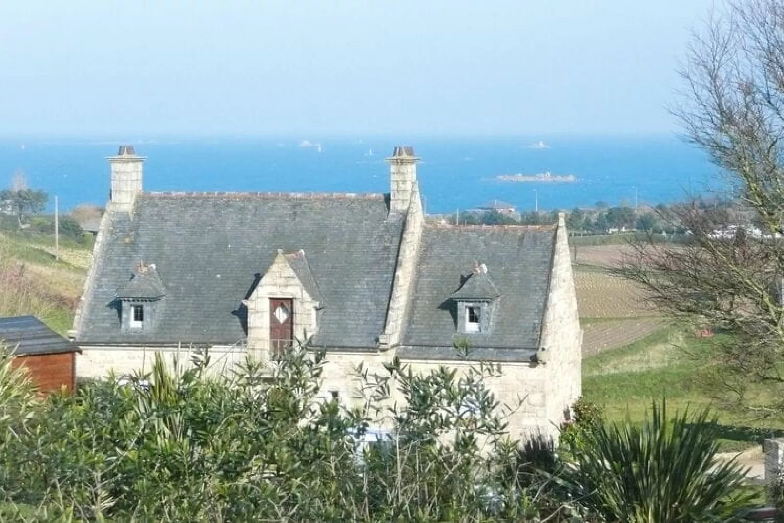 Granitsteinhaus in St Pol-de-Léon-Exterior summer
