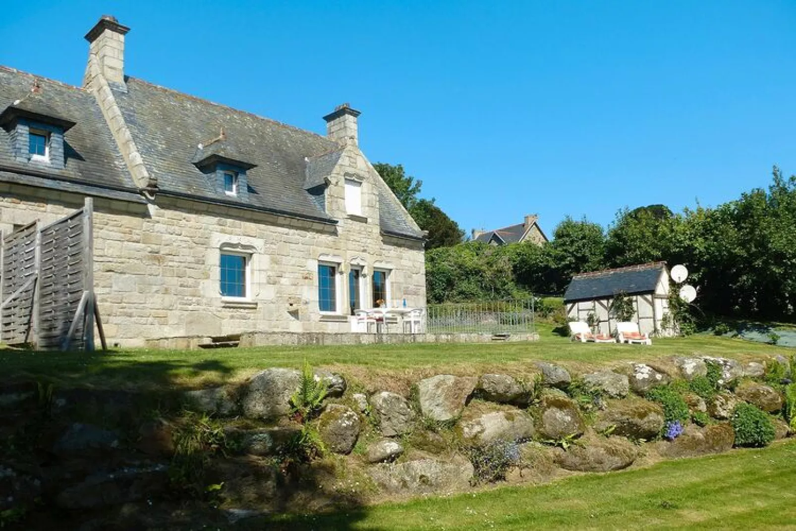 Granitsteinhaus in St Pol-de-Léon-Exterior summer