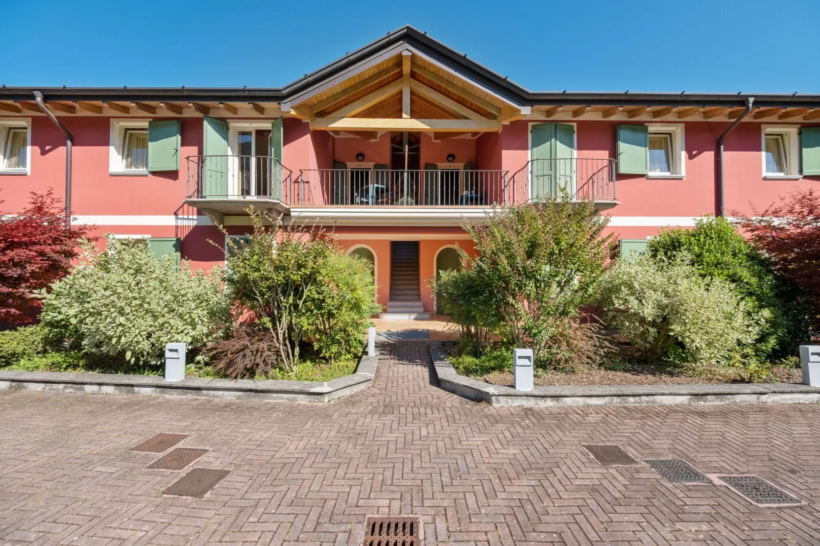 Vico - Large Sweet-Exterior summer