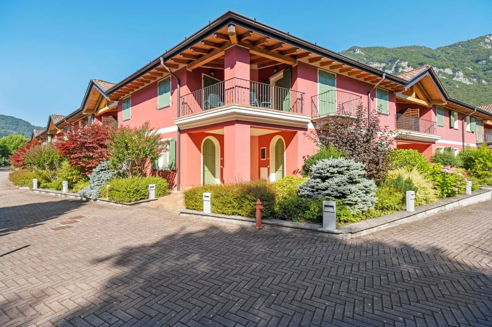 Vico - Large Sweet-Exterior summer