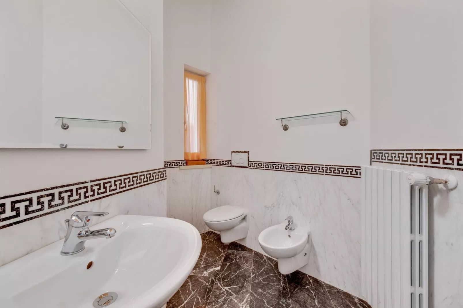 Vico - Large Sweet-Bathroom