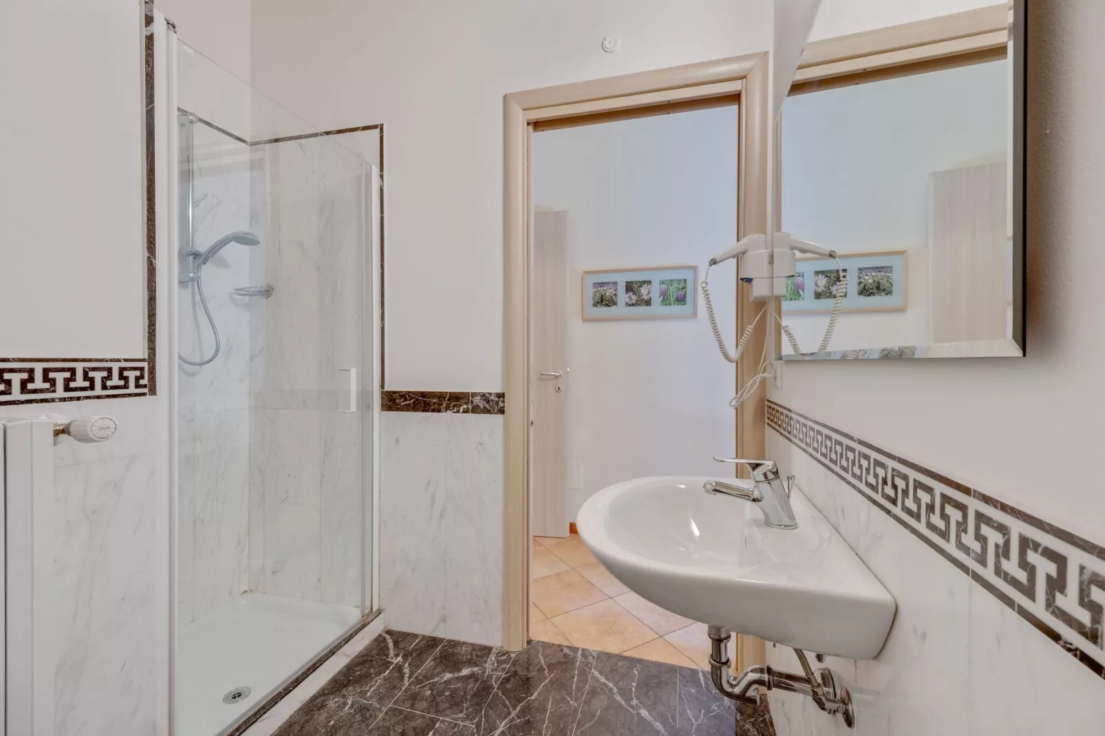 Vico - Large Sweet-Bathroom