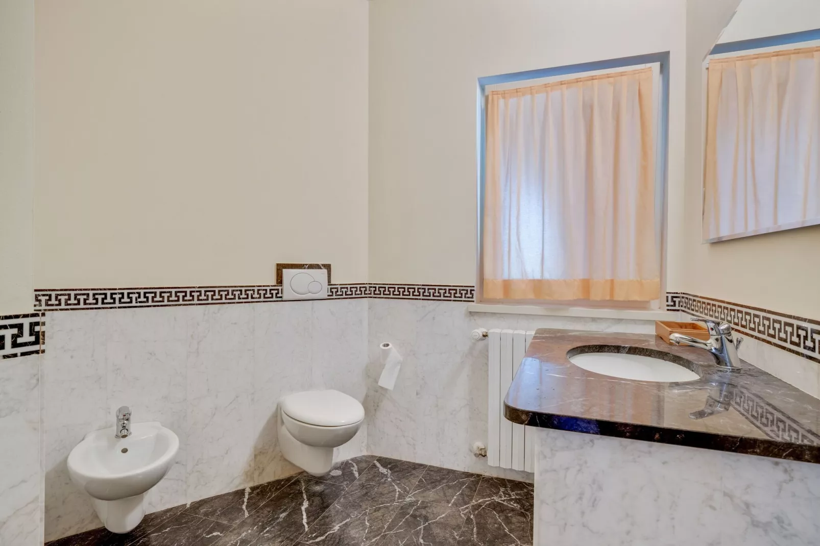 Vico - Large Sweet-Bathroom