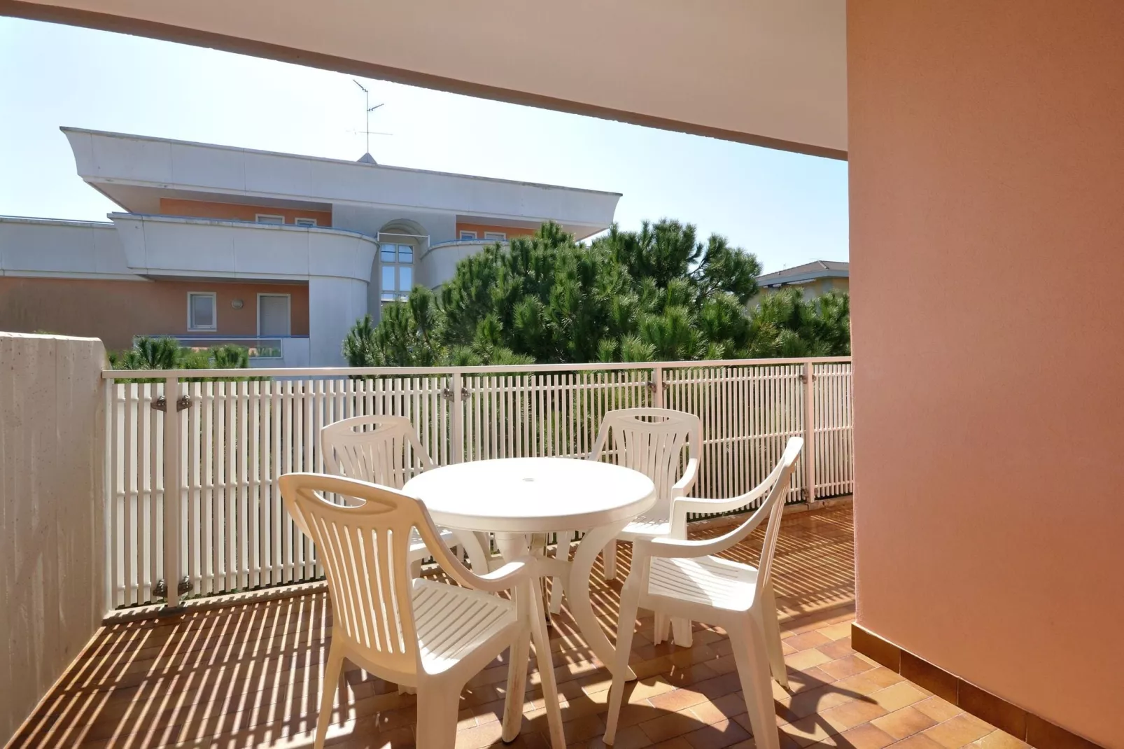 Apartment building Condominio Tiepolo e Tiziano BibioneC 42-Balcon-terrasse