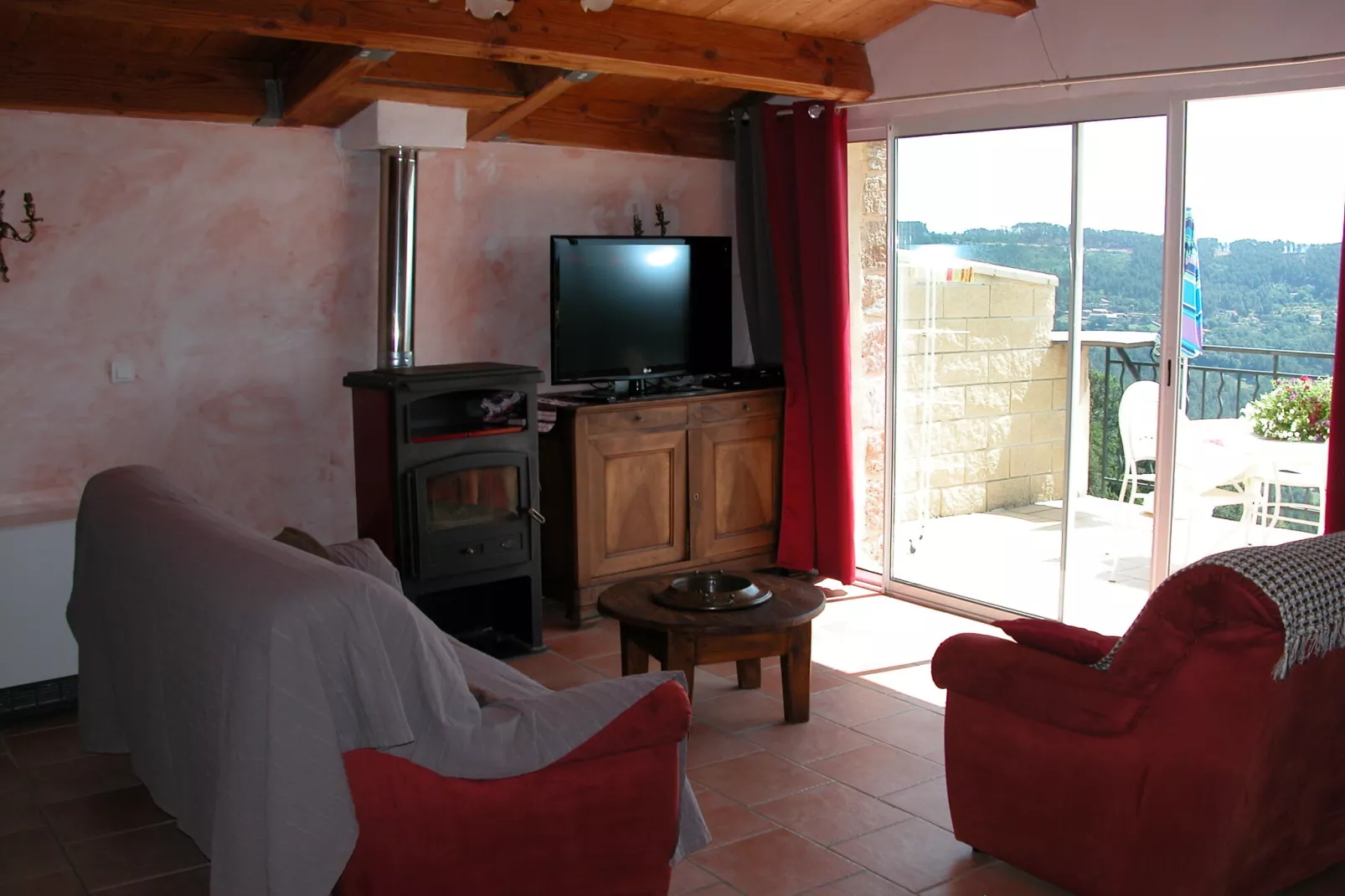 Maison de vacances Chassiers grand-Dining room